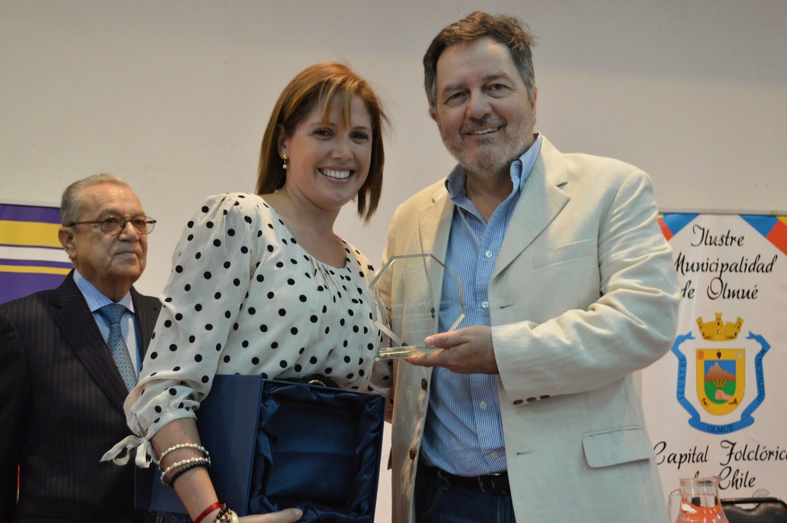 Olmué entrega distinción al vecino y escritor Roberto Ampuero